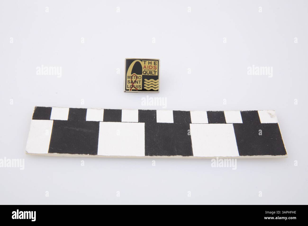 Diese Pin, Teil des AIDS Memorial Quilts, war im Besitz von Pat und Mayer Levy, Pioniere im Bereich AIDS Awareness und LGBT-Aktivismus in St. Louis. Das Pin stellt ihren Beitrag zur Bekämpfung von AIDS und zur Unterstützung der Rechte von LGBT dar. Stockfoto