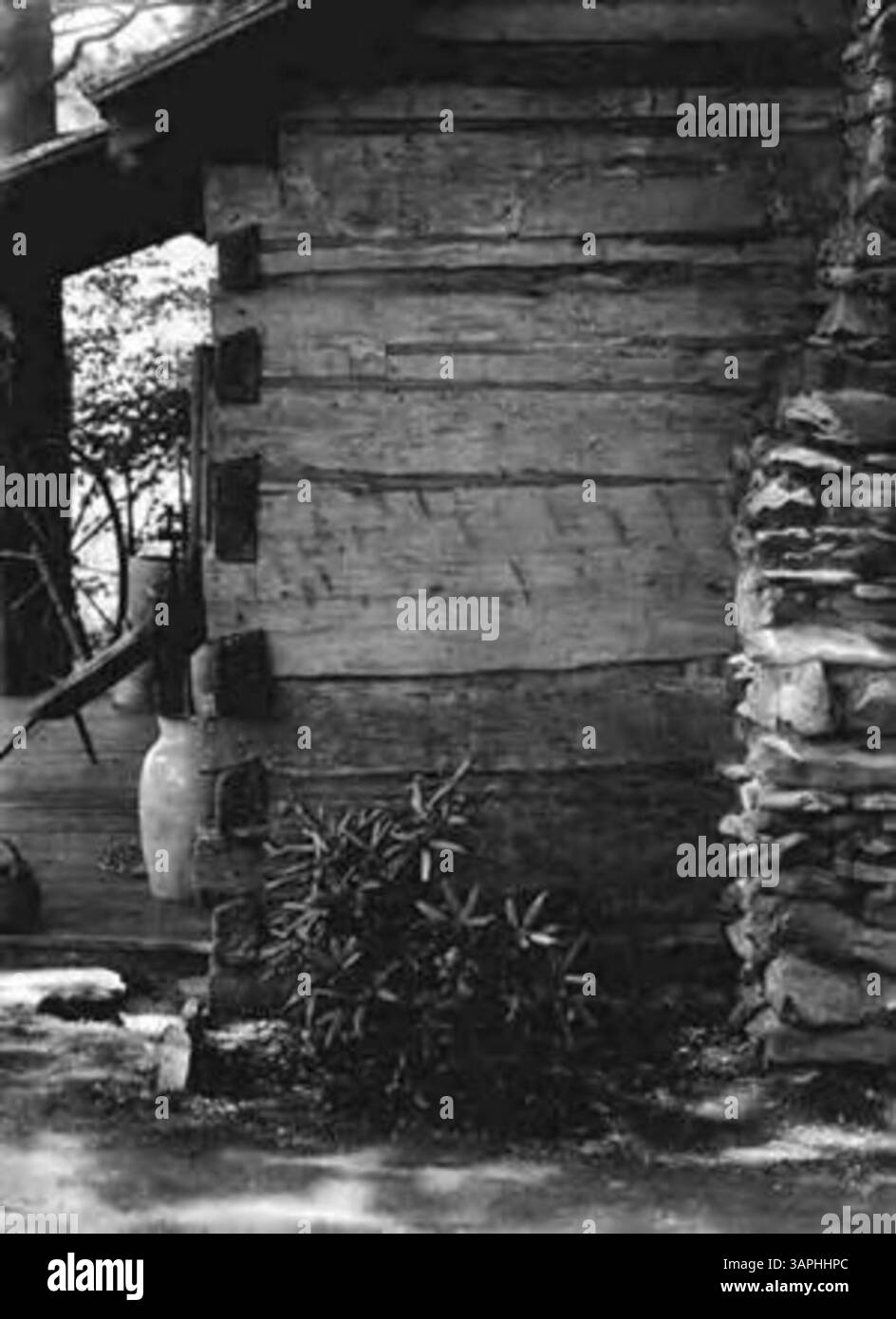 Dieses Foto zeigt die Heimat von Clementine Douglass, einer Spinnerin, die ihren ländlichen Lebensstil und das Handwerk widerspiegelt, das ihr tägliches Leben Anfang des 20. Jahrhunderts prägte. Stockfoto