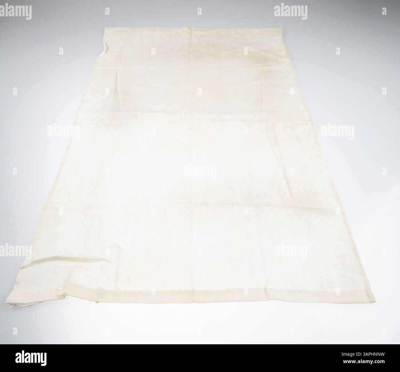 Weißes Baumwoll-Puppentuch, aufbewahrt in der Sammlung der Missouri Historical Society. Ein einfaches Baumwolltuch für Puppen. Stockfoto