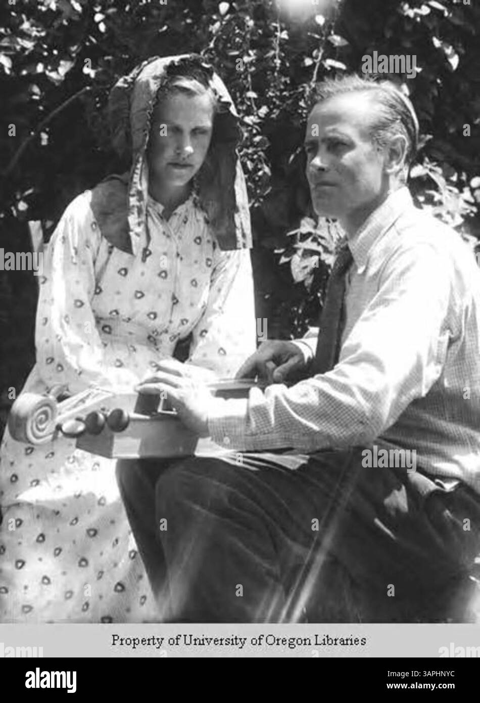 Dieses Foto aus der Doris Ulmann-Sammlung zeigt Ainer Owenby mit John Jacob Niles, der ein Hackbrett spielt. Das Bild zeigt die Musikkultur des frühen 20. Jahrhunderts und die Traditionen der Volksmusik in Amerika. Stockfoto