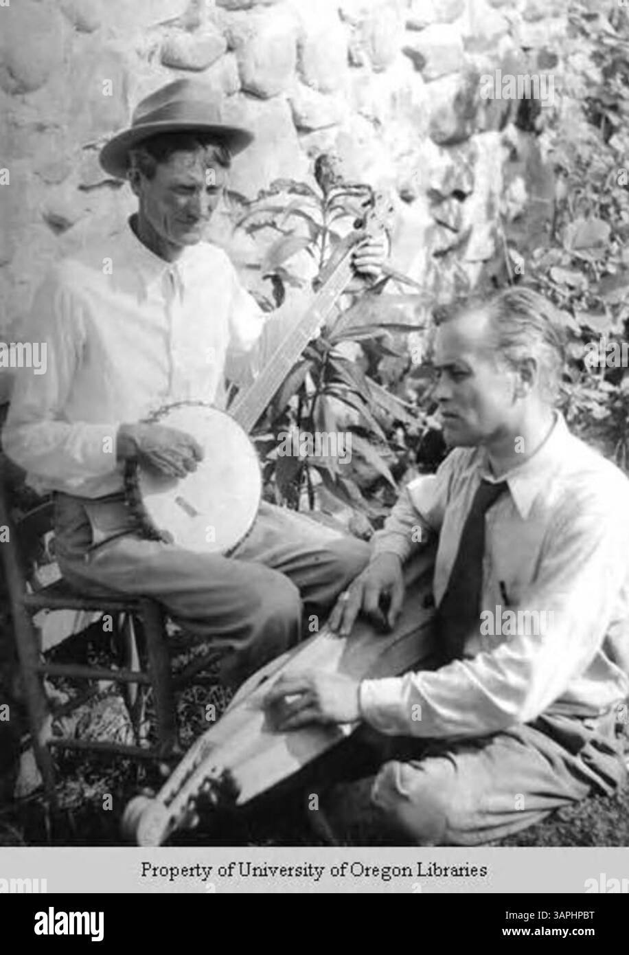 Dieses Foto zeigt einen Mann mit einem Banjo und John Jacob Niles mit einem Hackbrett, die während des Old Timer's Day auftreten, einer Feier der traditionellen Musik. Stockfoto