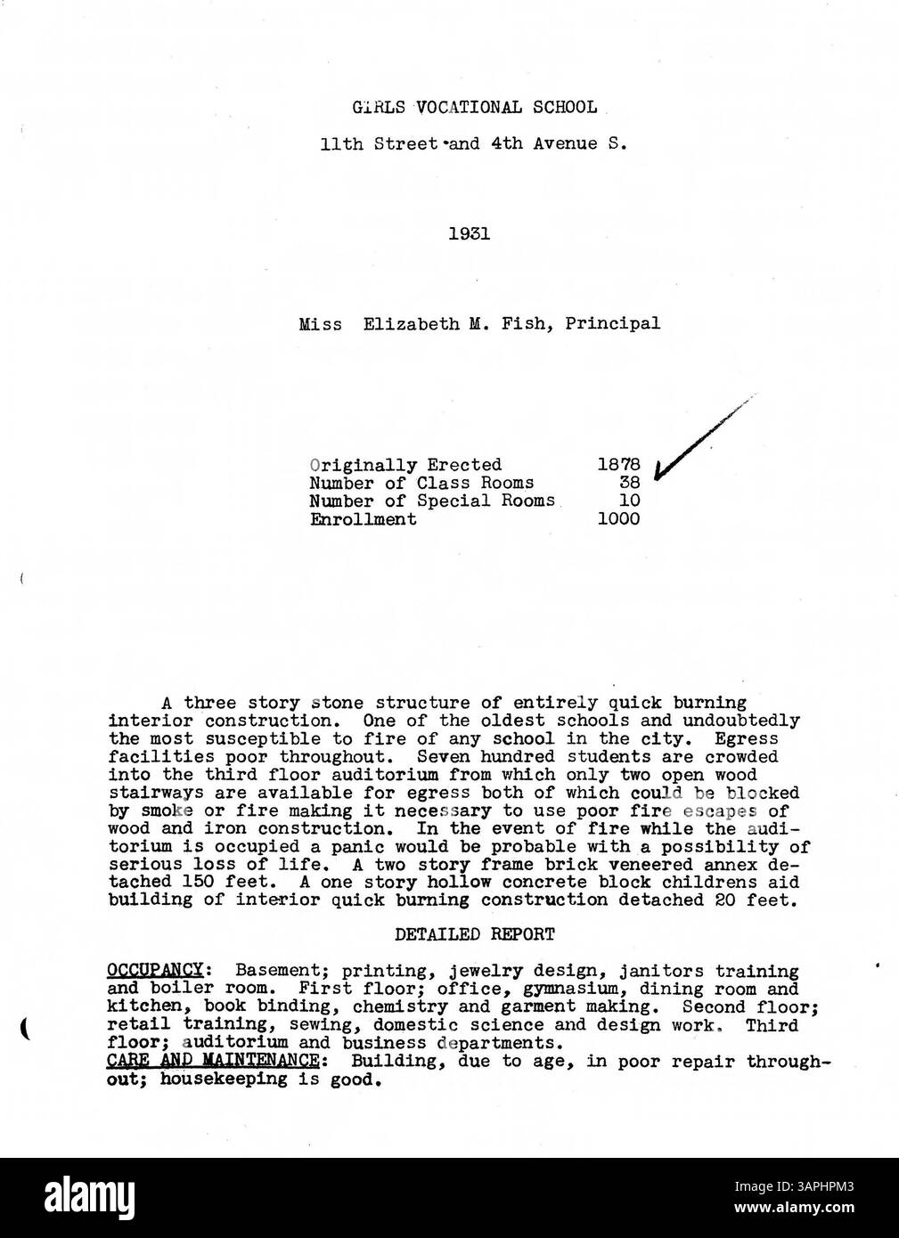 Dieser Brandschutzbericht 1933 enthält Inspektionsergebnisse für öffentliche Schulen in Minneapolis. Sie enthält Berichte über die Feuerversicherung, Baugeschichte, Pläne und Fotos für jede Schule. Der Bericht enthält auch Updates über vier neue Schulen: Folwell, Ramsey, Sheridan und Miller Vocational. Innenaufnahmen sind im Anhang zu finden. Stockfoto