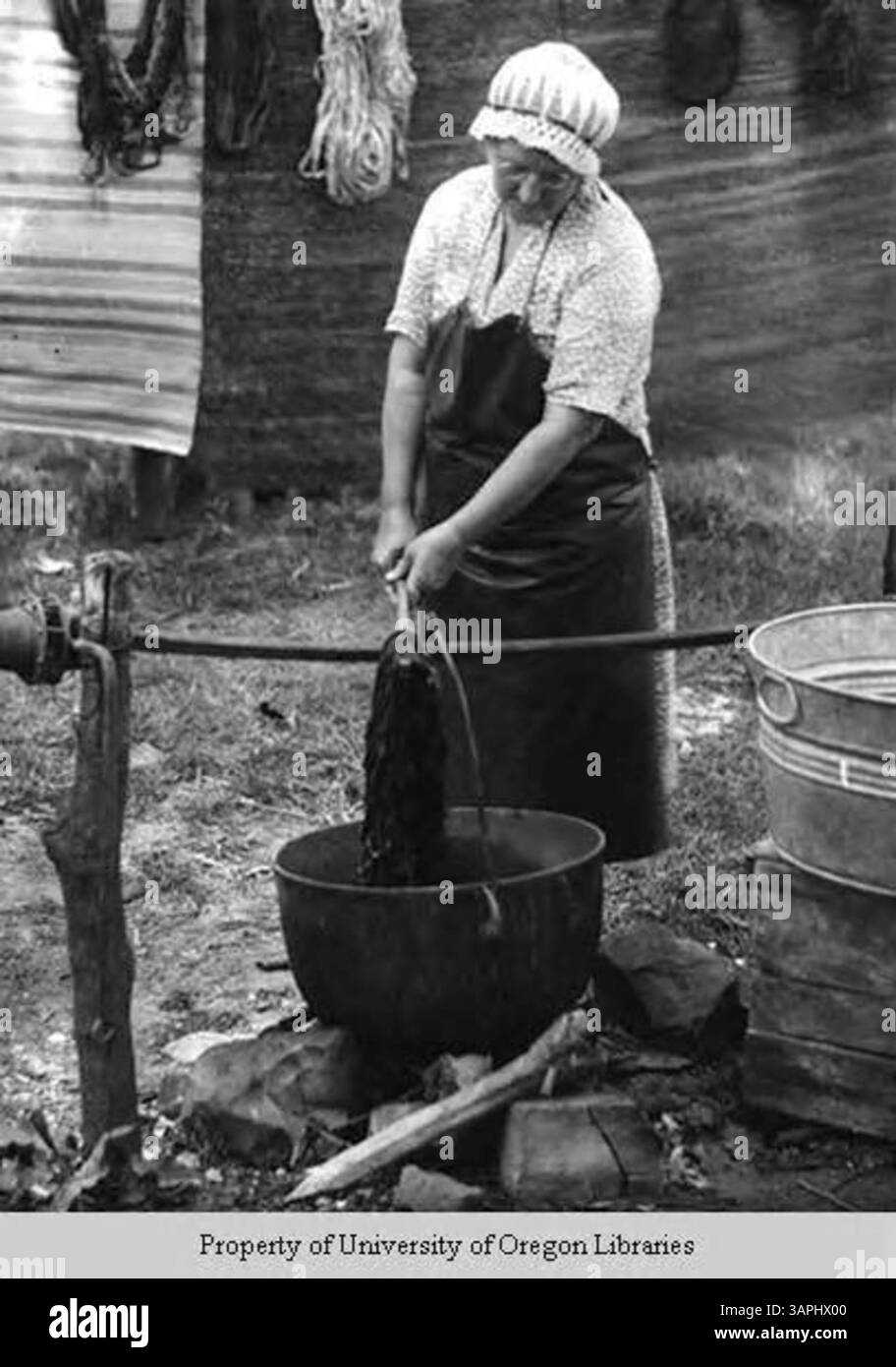 S.U. Wyatt, ein Weber, Färber und Spinner, ist auf einem Foto zu sehen, das seine Rolle im traditionellen Textilhandwerk und bei Färbeprozessen veranschaulicht. Stockfoto