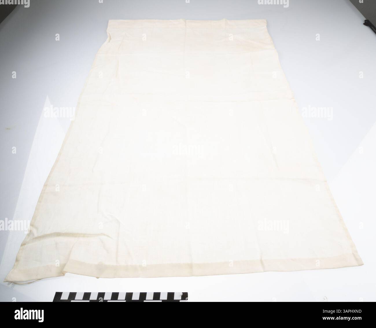 Weißes Baumwolltuch, das von der Missouri Historical Society aufbewahrt wurde und ein einfaches Baumwolltuch darstellt, das normalerweise für Puppen verwendet wird. Stockfoto