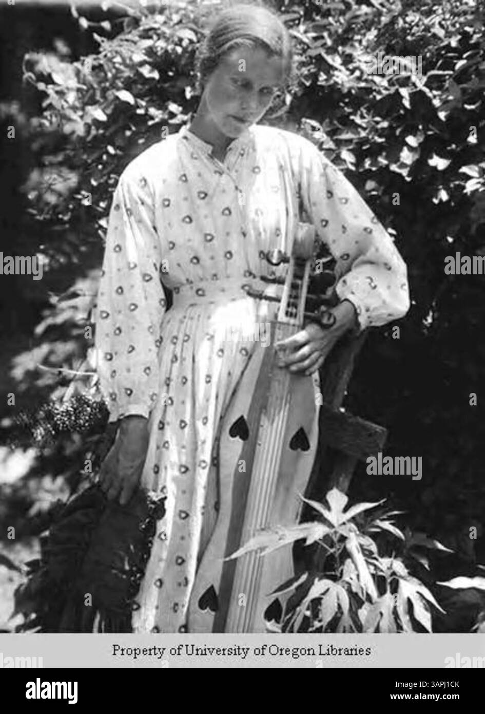 Foto von Anner Owenby, stehend mit einem Hackbrett, aufgenommen in Berea. Das Bild spiegelt die musikalische Kultur der Region wider und zeigt Owenbys Teilnahme an der Volksmusik der Appalachen. Stockfoto