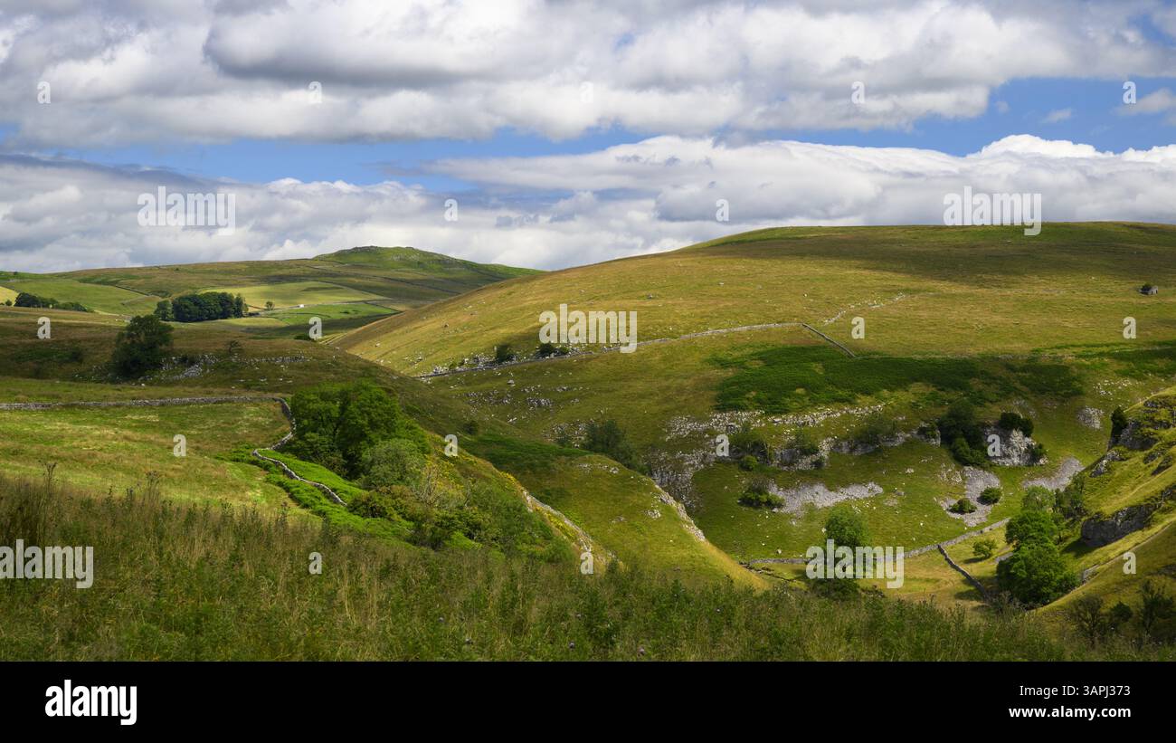 Hohe Aussicht auf Troller's Gill (abgelegene malerische Kalksteinschlucht mit steilen Seiten) und sonnendurchflutete Weiden und Hügel - Skyreholme, Yorkshire Dales, England, Großbritannien. Stockfoto