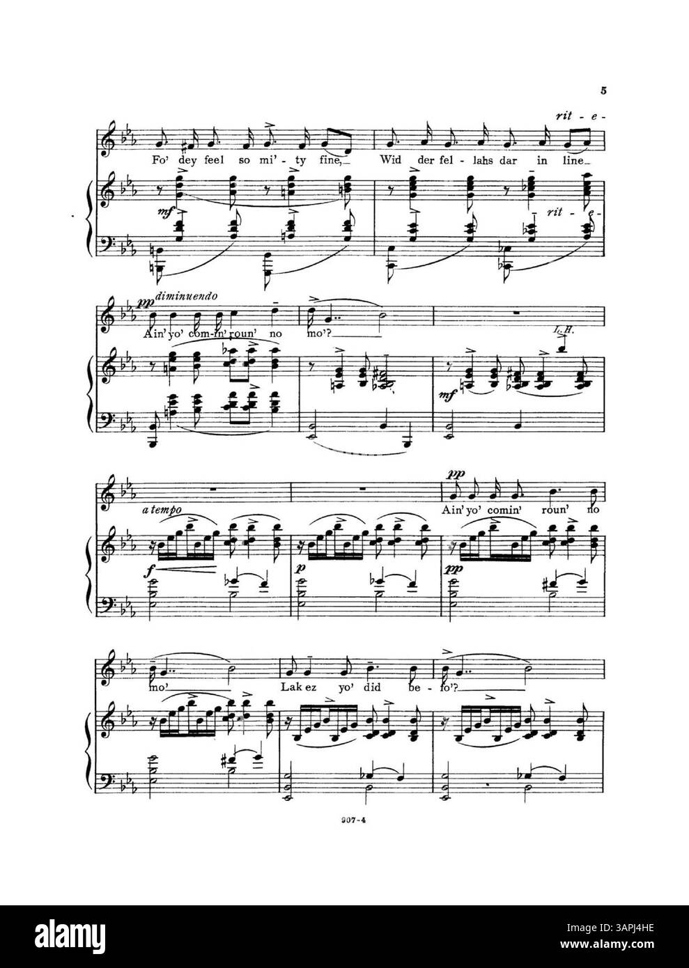 Das Notenbuch für Ain' Yo' Comin' Roun' No Mo' zeigt einen südländischen Dialekttitel. Die Rückseite enthält eine Liste neuer Songs und Balladen, die einen Einblick in die amerikanische Folk- und Musikkultur des frühen 20. Jahrhunderts geben. Stockfoto