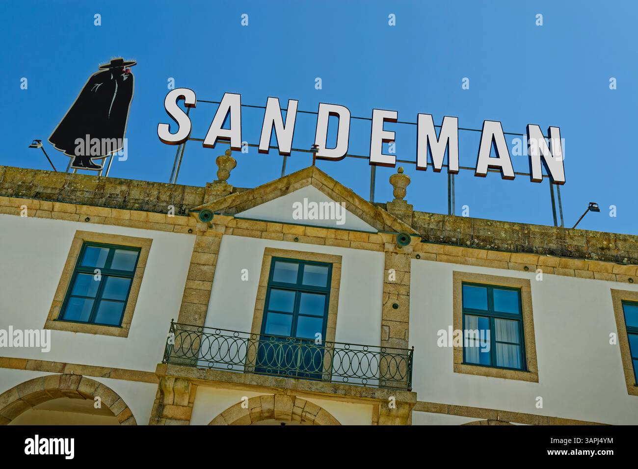 Die Sandeman-Keller am Südufer des Flusses Duoro im Stadtteil Vila Nova de Gaia in Porto, Portugal. Stockfoto