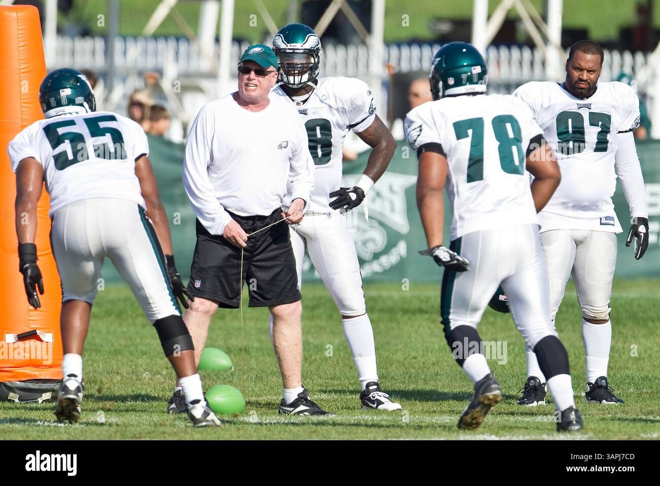 5. August 2011: Jim Washburn, Verteidigungstrainer der Philadelphia Eagles, spielt mit seinen Spielern während des Trainingslagers im Goodman Stadium auf dem Campus der Lehigh University in Bethlehem, Pennsylvania. (Bild: © Chris Szagola/Cal Sport Media/ZUMAPRESS.com) Stockfoto