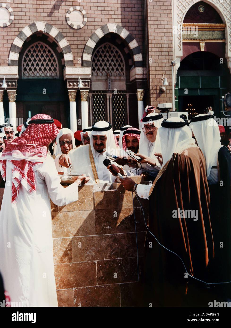 König Fahd bin Abdulaziz Al Saud legt Gründungssteine auf einer Erweiterung der Masjid Al Haram (Haram Moschee) mit Reportern Makkah Saudi Arabien Stockfoto