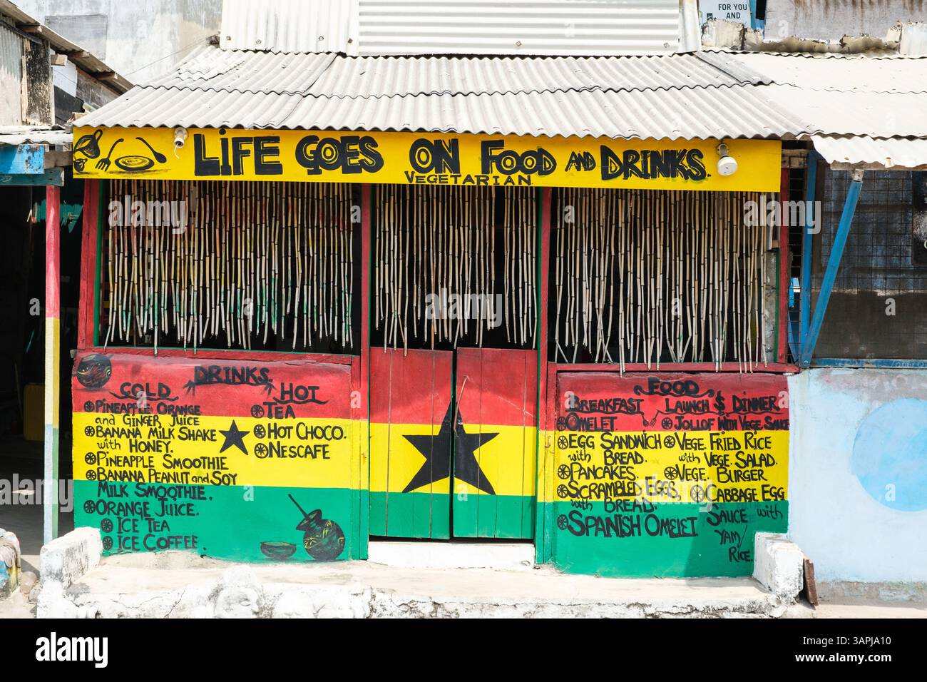Ghana, Kap Coast. Vegetarisches Restaurant in den Farben der ghanaischen Flagge. Stockfoto