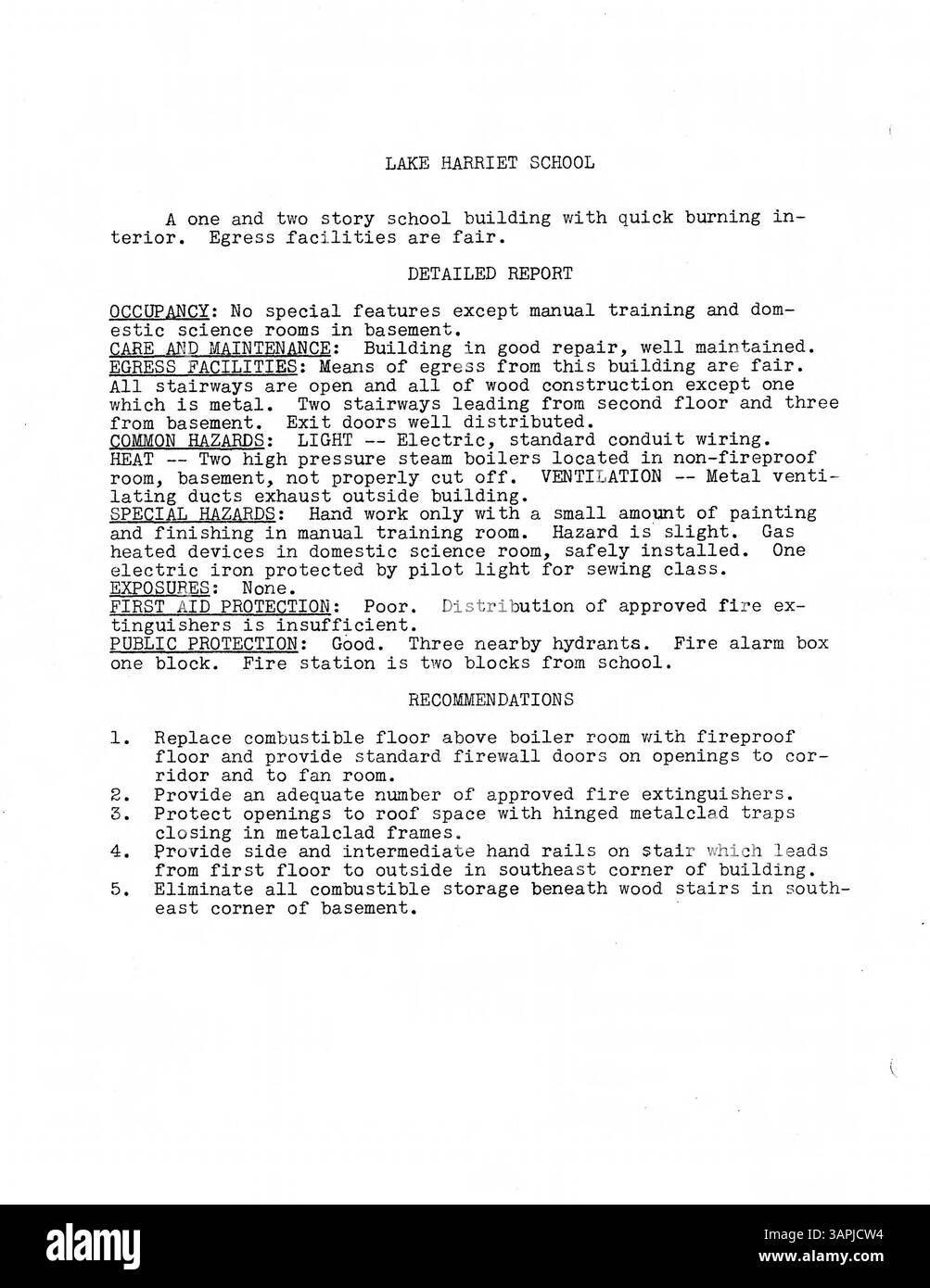 Dieser Fire Protection Engineering Report on Minneapolis Public Schools vom 23. Februar 1933 enthält detaillierte Inspektionsergebnisse, darunter Berichte über Brandschutzversicherungen, Gebäudegeschichte, Pläne und Fotos. Es zeigt auch den Bau von vier neuen Schulen seit 1931: Folwell, Ramsey, Sheridan und Miller Vocational, mit Innenfotos im Anhang. Stockfoto