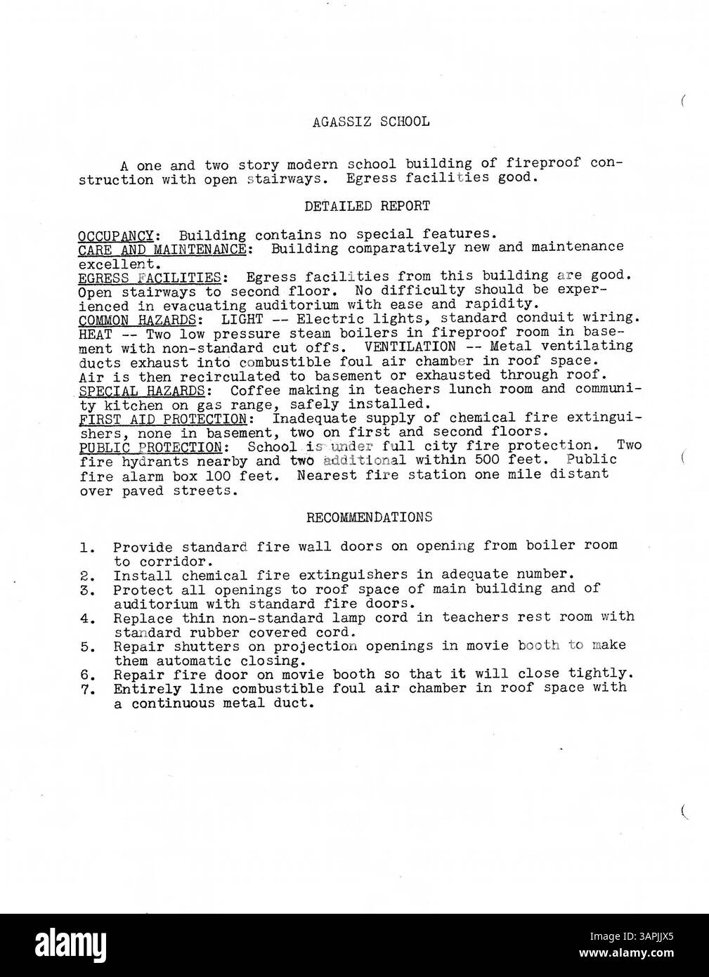 Dieser Brandschutzbericht 1933 enthält Inspektionsergebnisse für die Minneapolis Public Schools und enthält Berichte über Brandschutzversicherungen, Baugeschichte, Pläne und Fotos für jede Schule. Es enthält Updates zu vier neuen Schulen: Folwell, Ramsey, Sheridan und Miller Vocational. Innenaufnahmen sind im Anhang enthalten. Stockfoto