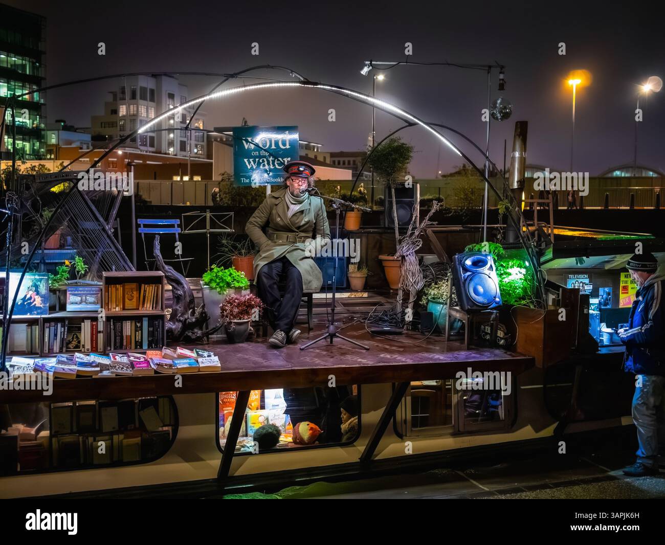 Ein Dichter trat 2018 auf der Bühne in Word on the Water auf, einem Buchladen am Regent's Canal Towpath in Kings Cross, London Stockfoto