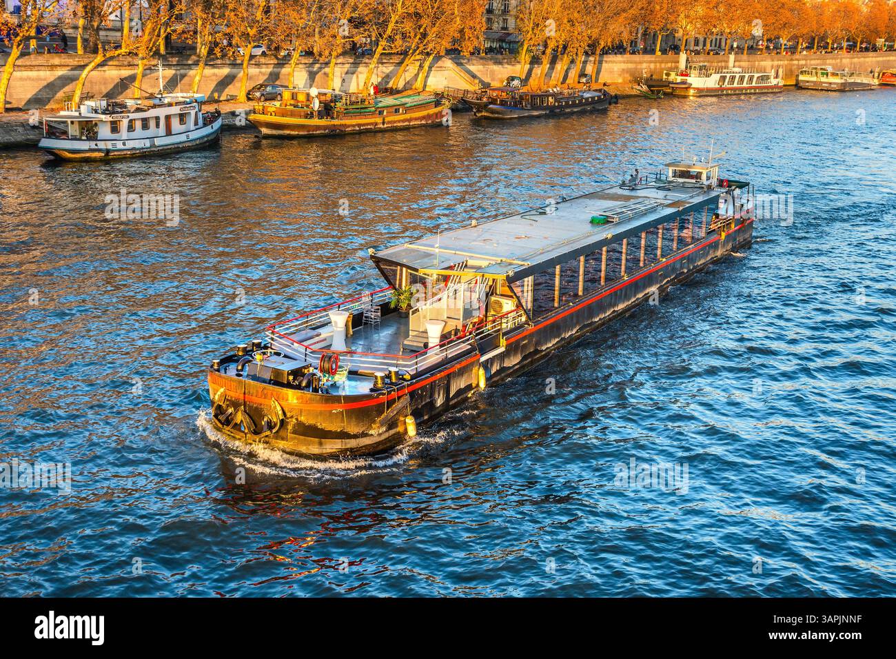 Vergnügungskreuzer kehren zum Hafen zurück, nachdem Sie Touristen und Sightseeing am frühen Abend auf einer Reise entlang der seine in Paris mitgenommen haben Stockfoto Vergnügungskreuzer kehren zum Hafen zurück, nachdem Sie Touristen und Sightseeing am frühen Abend auf einer Reise entlang der seine in Paris mitgenommen haben Stockfoto