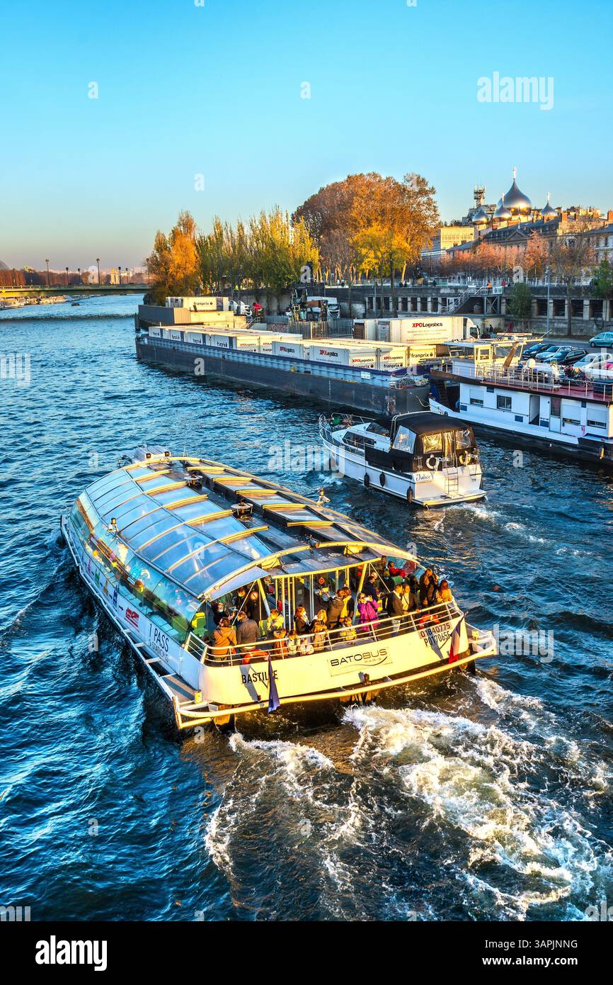„Bastille“-Vergnügungskreuzer der Batobus-Gesellschaft, die Touristen und Besichtigungstouren am frühen Abend entlang der seine in Paris, Frankreich, mitnimmt. Stockfoto „Bastille“-Vergnügungskreuzer der Batobus-Gesellschaft, die Touristen und Besichtigungstouren am frühen Abend entlang der seine in Paris, Frankreich, mitnimmt. Stockfoto