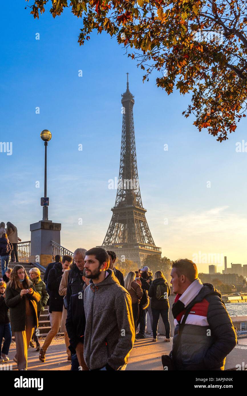 Touristen und Touristen, die vom Besuch des Eiffelturms in Paris, Frankreich, zurückkehren. Stockfoto