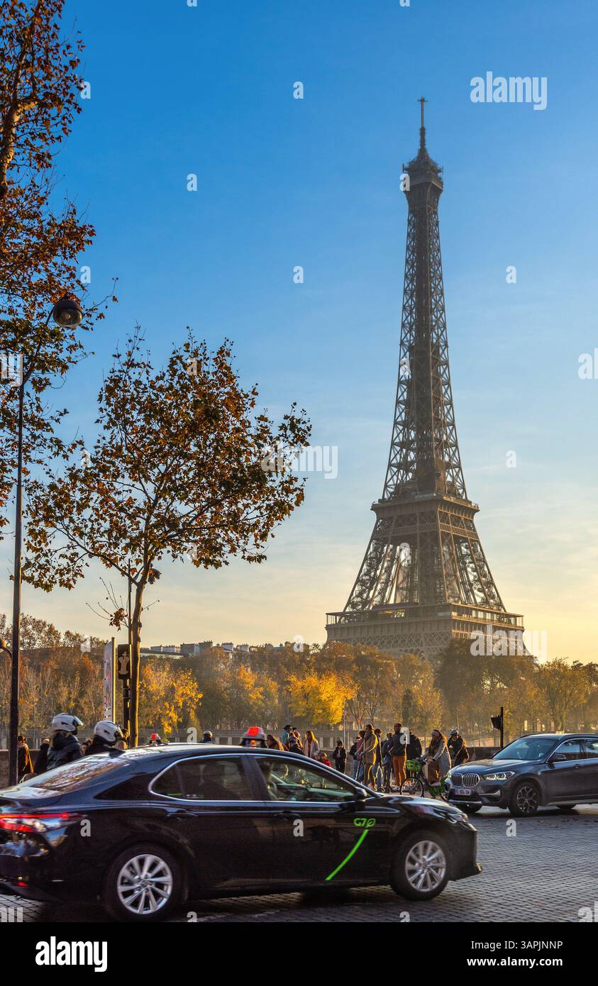 Abendlicher Verkehr Richtung Westen vom Stadtzentrum mit dem Eiffelturm im Hintergrund - Paris, Frankreich. Stockfoto