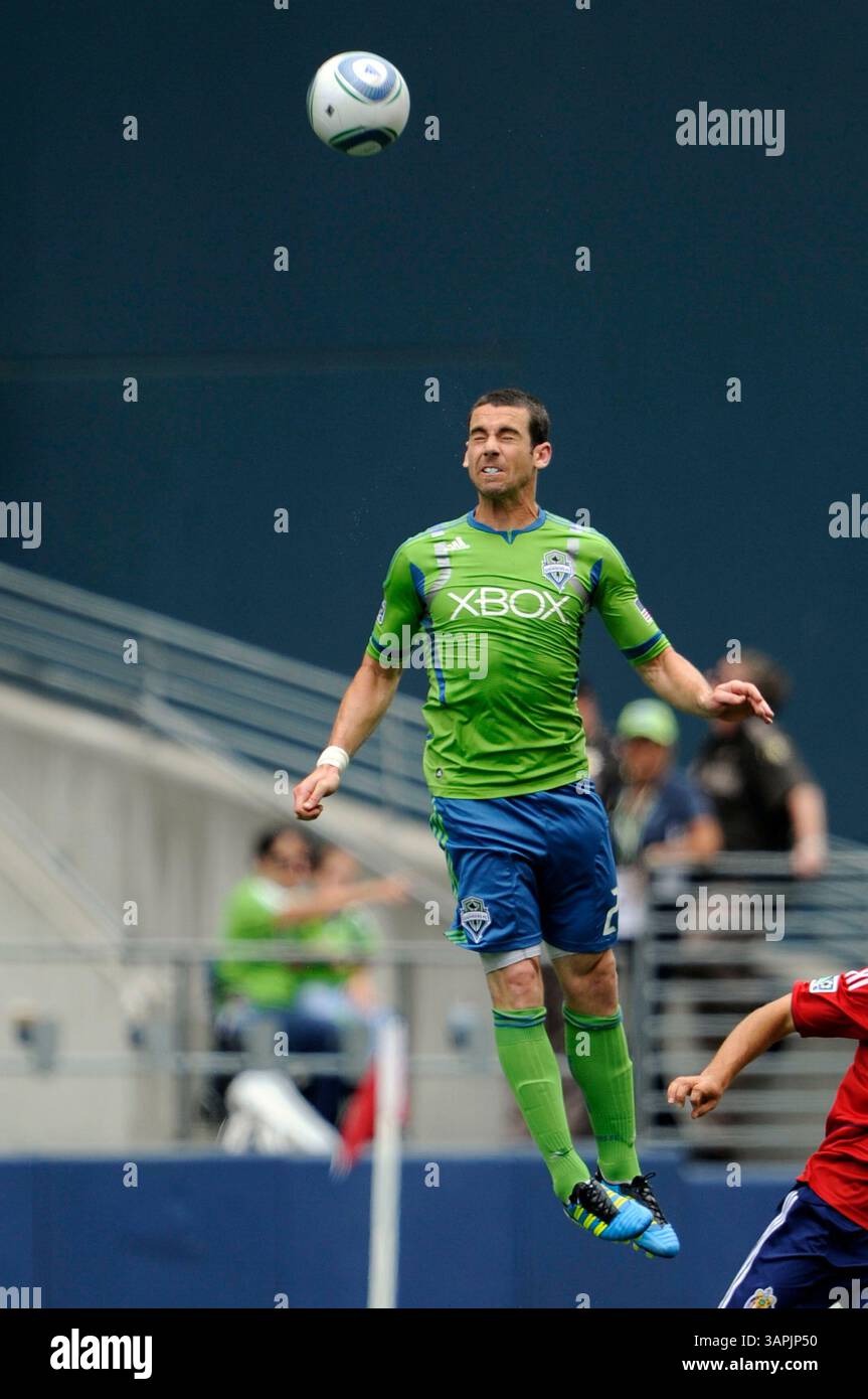 August 2011. . Seattle Sounders FC-Verteidiger Zach Scott #20 im Kampf gegen Chivas USA im CentryLink Field in Seattle, WA. . Sounders FC und Chivas USA ziehen 0 - 0.George Holland / Cal Sport Media(Kreditbild: © George Holland/Cal Sport Media/ZUMAPRESS.com) Stockfoto