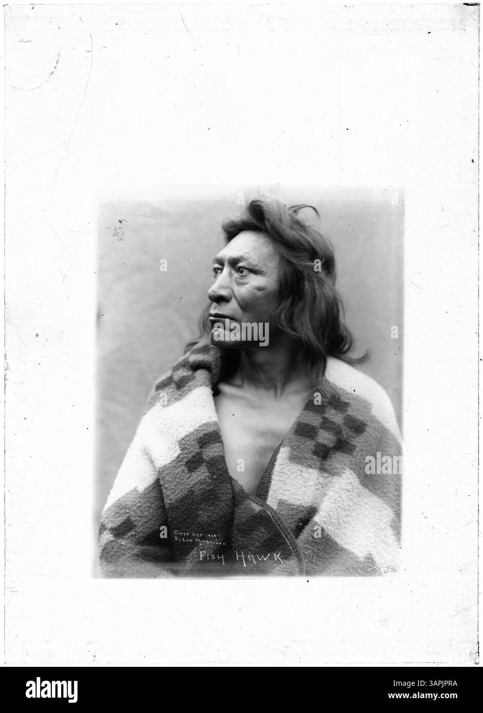 Dieses Foto von Lee Moorhouse zeigt Chief Fish Hawk, einen Stammesmann der Cayuse. Es ist ein positives Bild, das die würde und kulturelle Identität dieser amerikanischen Ureinwohner erfasst. Stockfoto