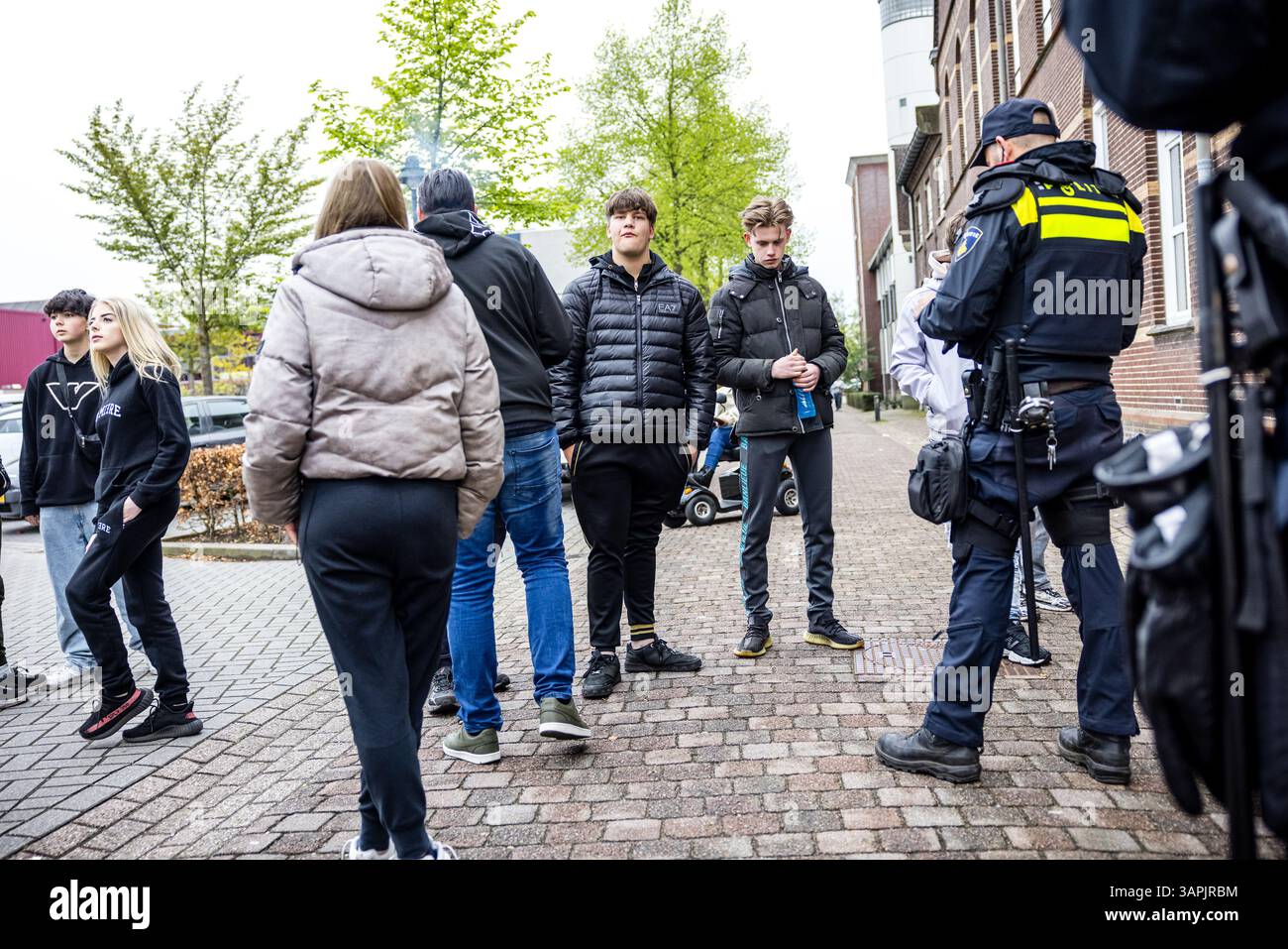 UDEN - Demonstranten während eines Bürgertreffens über eine geplante Azc in Uden, die zur Gemeinde Maashorst gehört. Bei der letzten Sitzung brachen Proteste aus. ANP ROB ENGELAAR niederlande aus - belgien aus Stockfoto