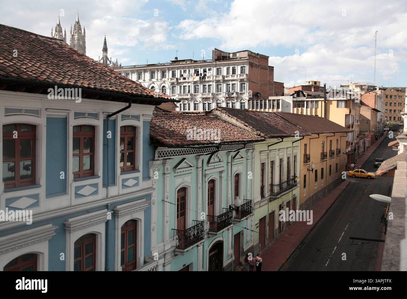 August 2011 - Ecuador - QUITO ECUADOR 14.08.2011. PAUL RIVAS BRAVO. PARA QUITO CASAS DEL CENTRO HISTORICO. EN LA FOTO LA CALLE MONTUFAR (Kreditbild: © El Comercio/GDA/ZUMAPRESS.com) Stockfoto