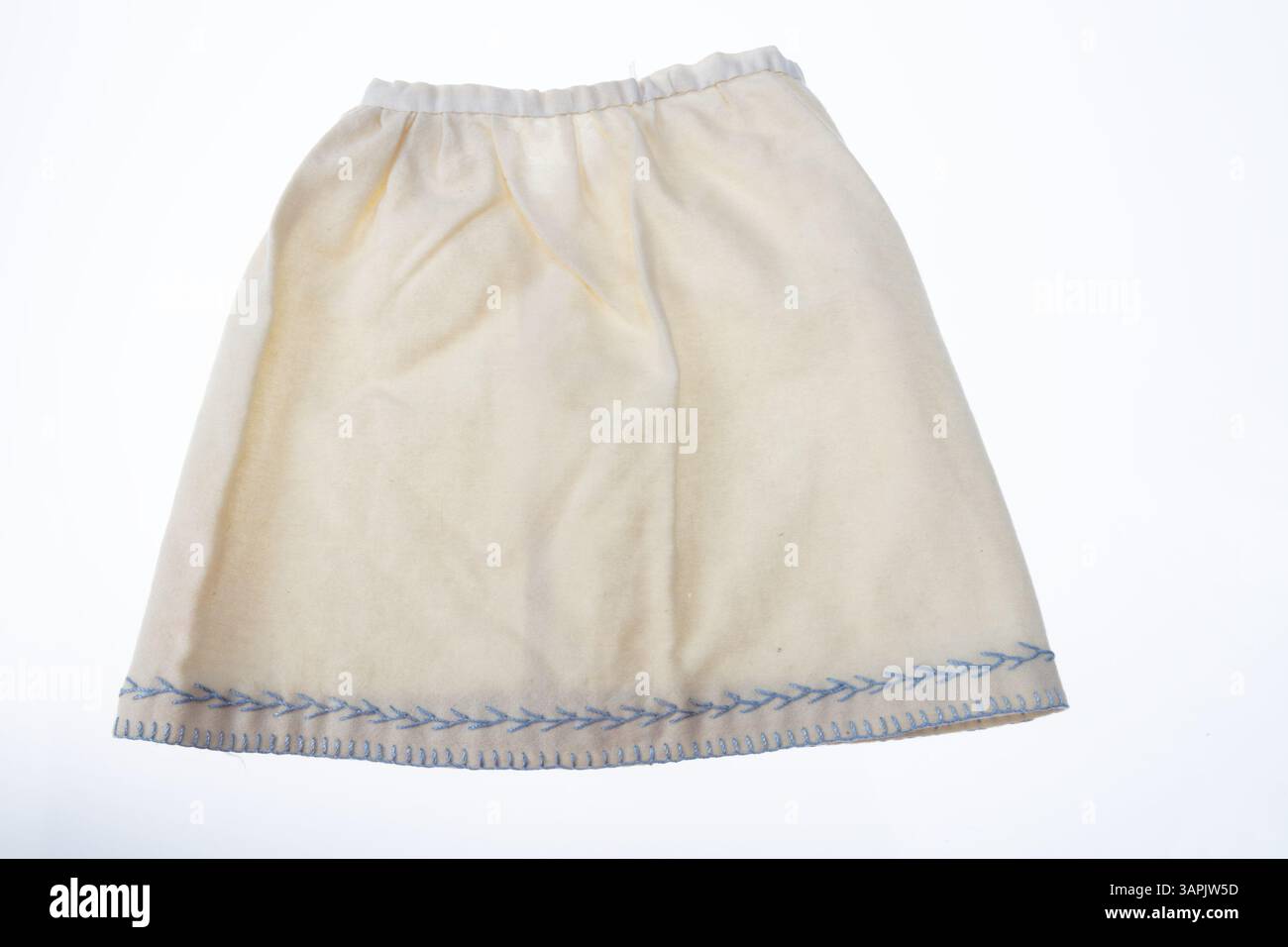 Ein Puppenrock aus weißem Wollflanell mit blauer Stickerei, aufbewahrt von der Missouri Historical Society. Stockfoto