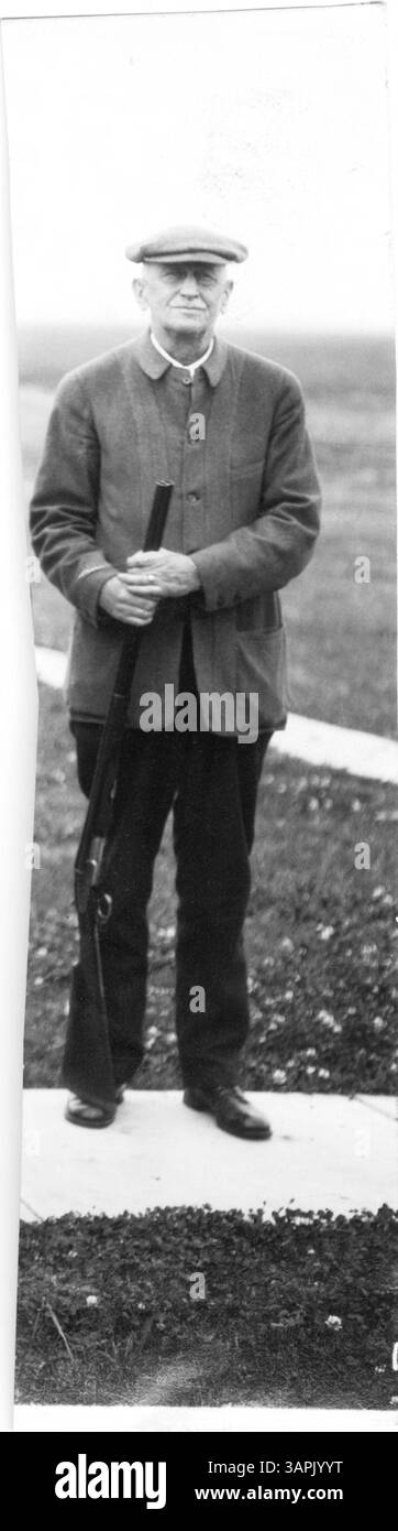 Sumner S. Johnston ist ein leidenschaftlicher Jäger und Autofahrer. Seine Hobbys und Interessen spiegeln seine Begeisterung für Outdoor-Aktivitäten und Automobile wider. Stockfoto