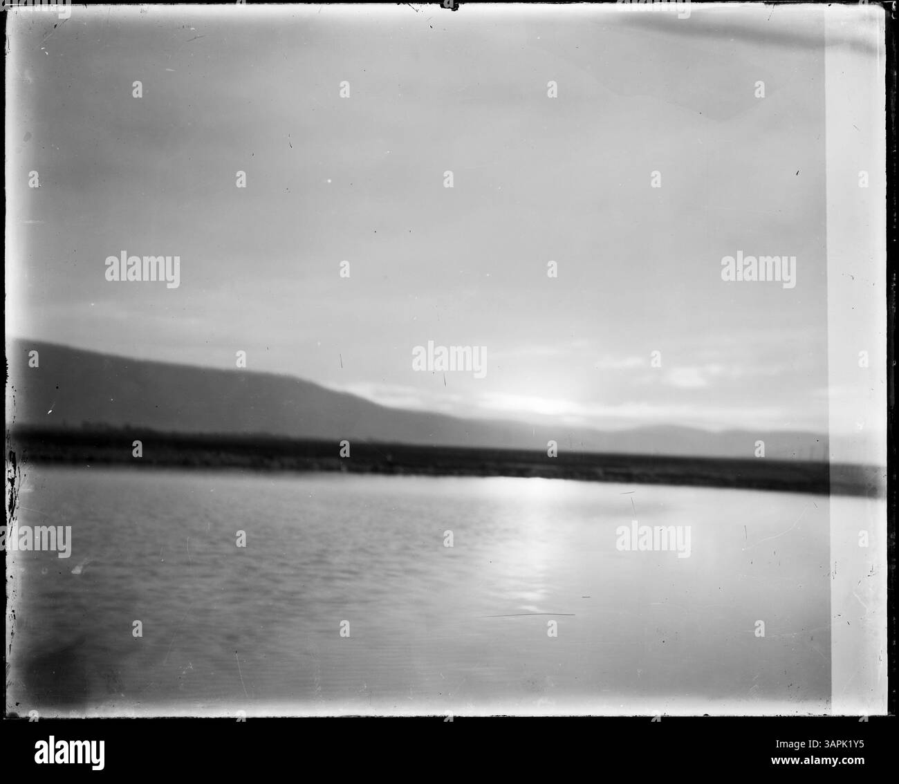 Ein Meeresfoto von Lee Moorhouse, das den Ozean und seine natürlichen Merkmale einfängt. Das Bild hebt die ruhige und weite Landschaft hervor, mit Schwerpunkt auf Wasser und Himmel, und bietet einen friedlichen Blick auf die Küste. Stockfoto