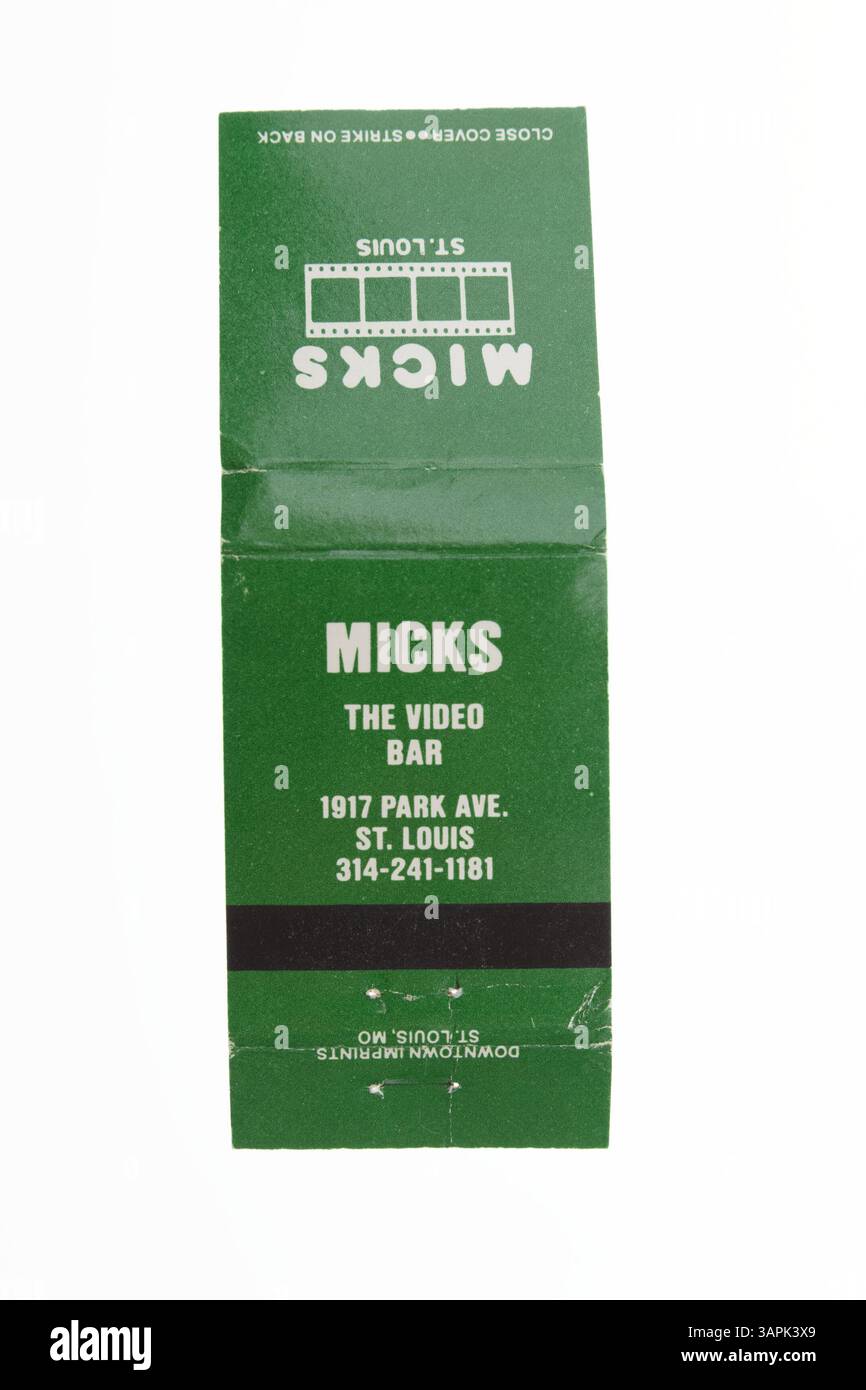 Dieses Streichholzbuch von Mick's, einer Videobar im Stadtteil Lafayette Square von St. Louis, stellt einen wichtigen Teil der schwulen Kultur der Region von 1986 bis 1992 dar und spiegelt die Rolle von Mick's als sozialer Ort wider. Stockfoto