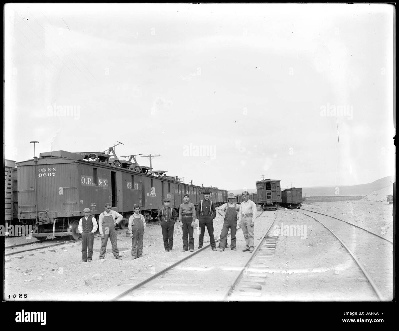 Foto von Lee Moorhouse mit Bahnhöfen in Pendleton, Oregon. Das Bild beinhaltet Einstiegswagen, Handwagen, Viehwagen Nr. 12527 und eine Gruppe von Eisenbahnhändlern, die die Eisenbahntätigkeit des frühen 20. Jahrhunderts in der Region widerspiegeln. Stockfoto