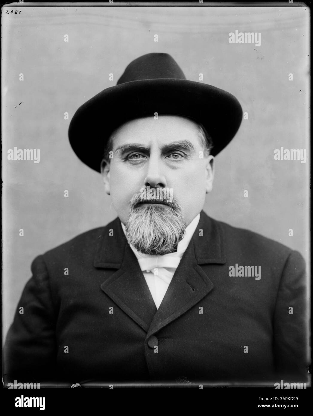 Dieses Bild zeigt Binger Hermann, einen republikanischen Kongressabgeordneten, in einem formellen Porträt, das seine politische Karriere in Oregon repräsentiert. Stockfoto