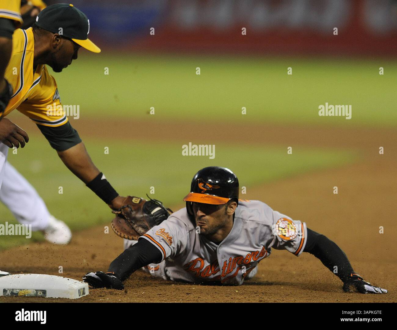 15. August 2011 - Oakland, CA, USA - Oakland Athletics Brandon Allen feiert Nick Markakis von Baltimore Orioles bei der vierten Inning am Montag, den 15. August 2011, im O.Co Coliseum in Oakland, Kalifornien. (Kreditbild: © Jose Carlos Fajardo/Contra Costa Times/MCT/ZUMAPRESS.com) Stockfoto