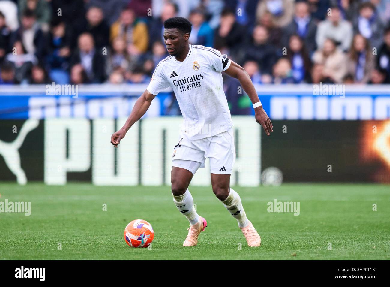 Aurelien Tchouameni von Real Madrid CF mit dem Ball beim LaLiga EA Sports Spiel zwischen Deportivo Alaves und Real Madrid CF in der Mendizorrotza Stockfoto