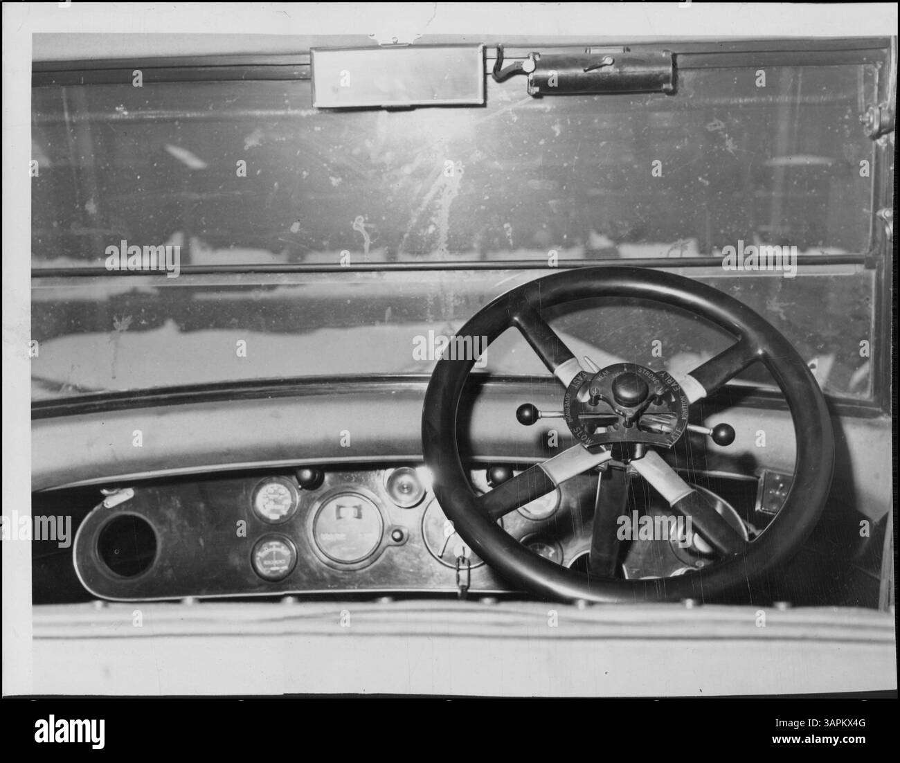 Ein 1924er Rolls Royce, der einst Jack Dempsey gehörte, soll nun für Teile in der United States Wrecking Co. Werft zerlegt werden. Stockfoto