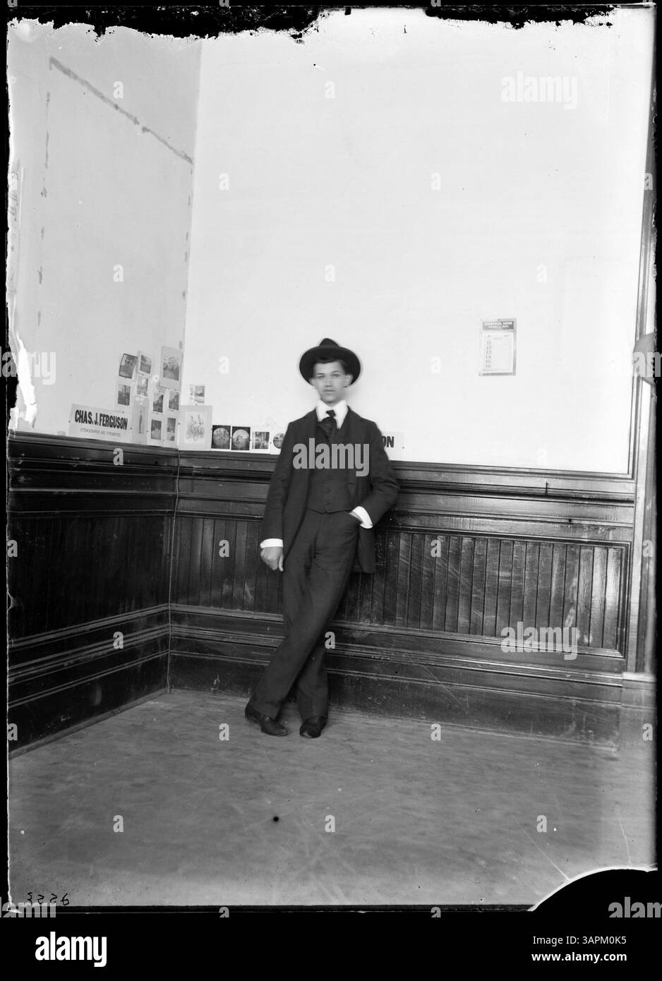 Dieses Bild zeigt Charles J. Ferguson, der als „Stenograf und Schreibmaschine“ identifiziert wurde und ein individuelles Porträt in einer professionellen Umgebung festnimmt. Stockfoto