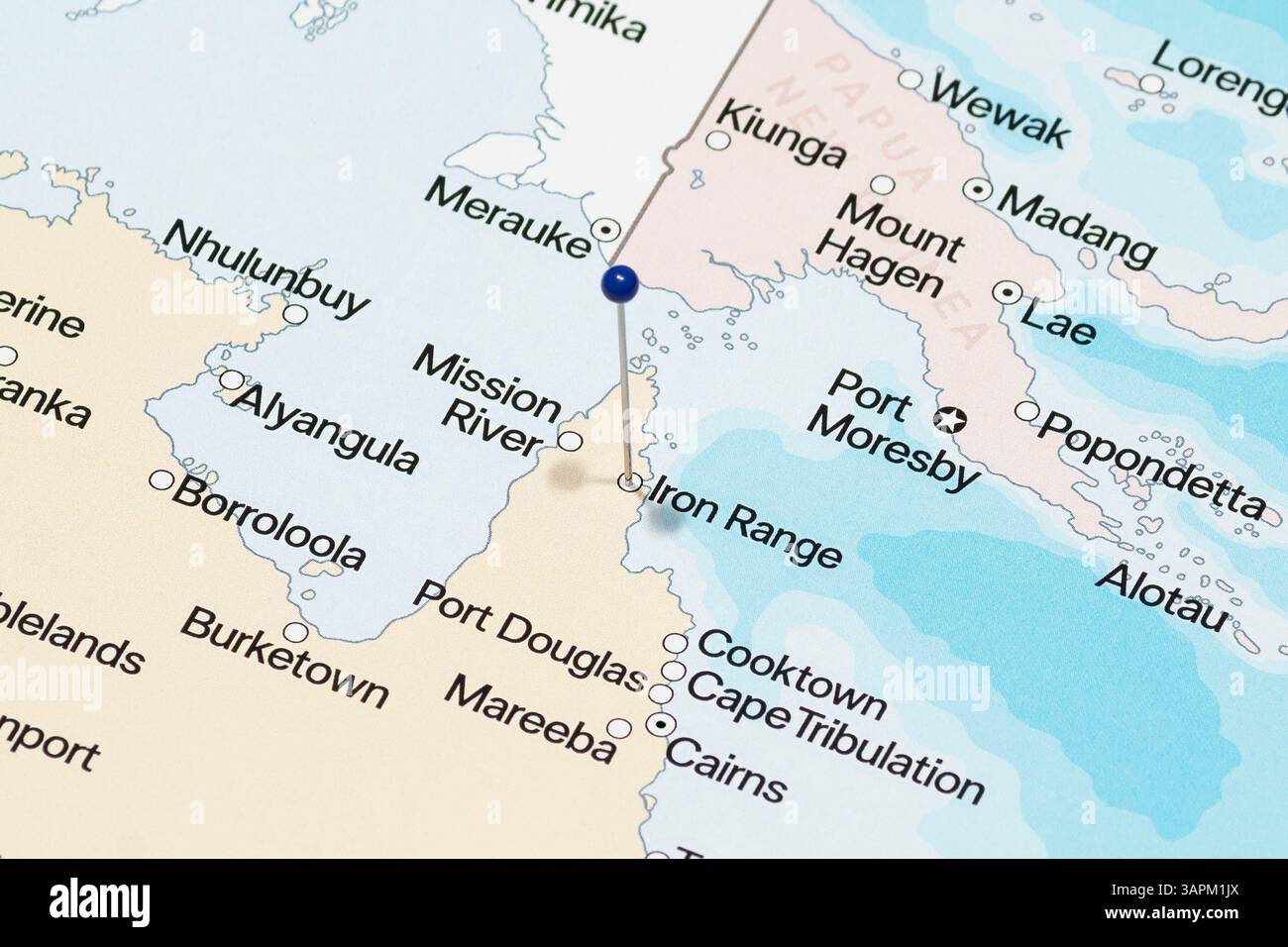Makrofoto einer blauen Nadelnadel in die politische Karte von Iron Range Stockfoto