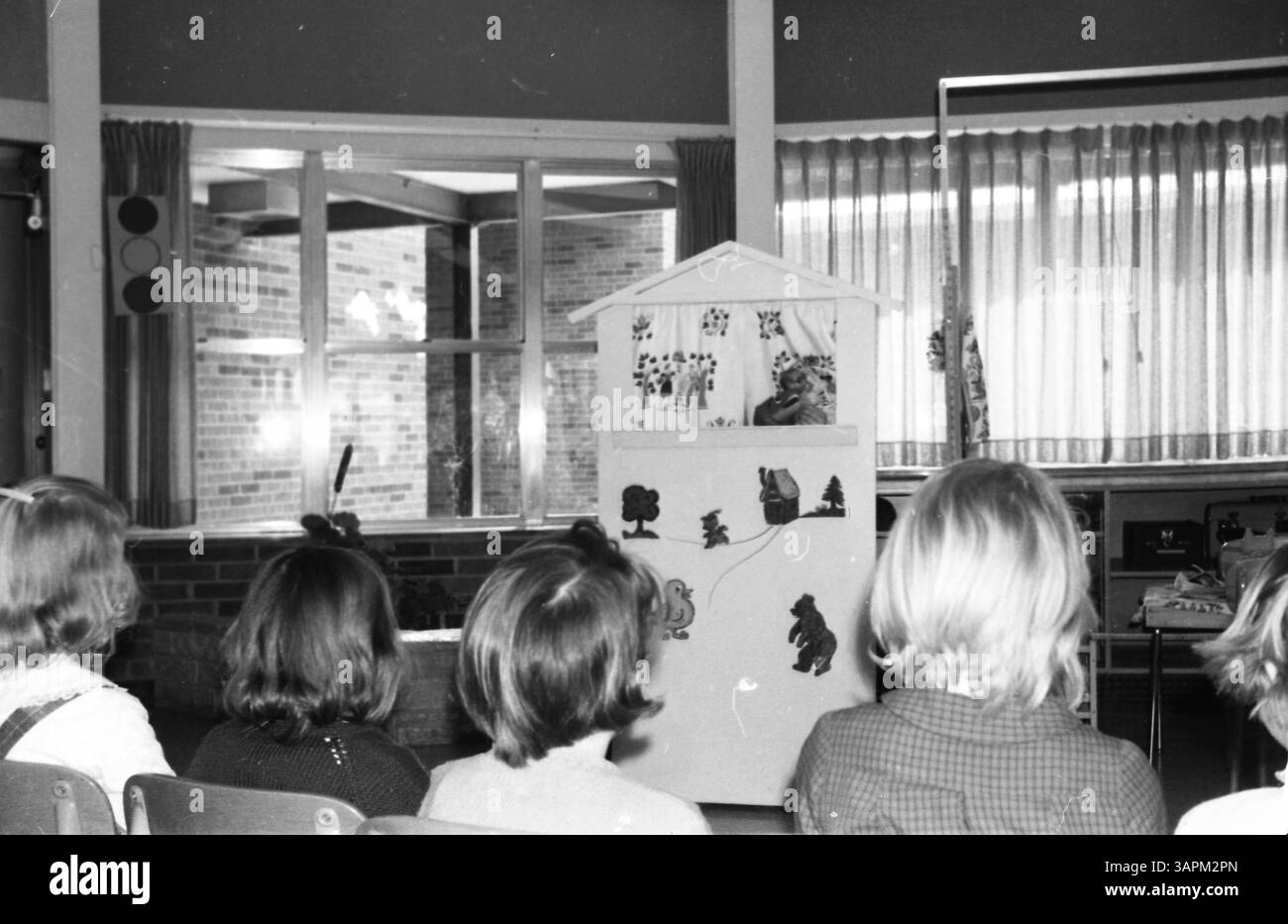 Die Puppet Stage, die 1965 in der Schauspielgruppe vorgestellt wurde, führt die Schüler in die dramatische Literatur ein und bietet ein pädagogisches Werkzeug zum Erlernen und Interpretieren von Drama durch Puppenspiel. Stockfoto
