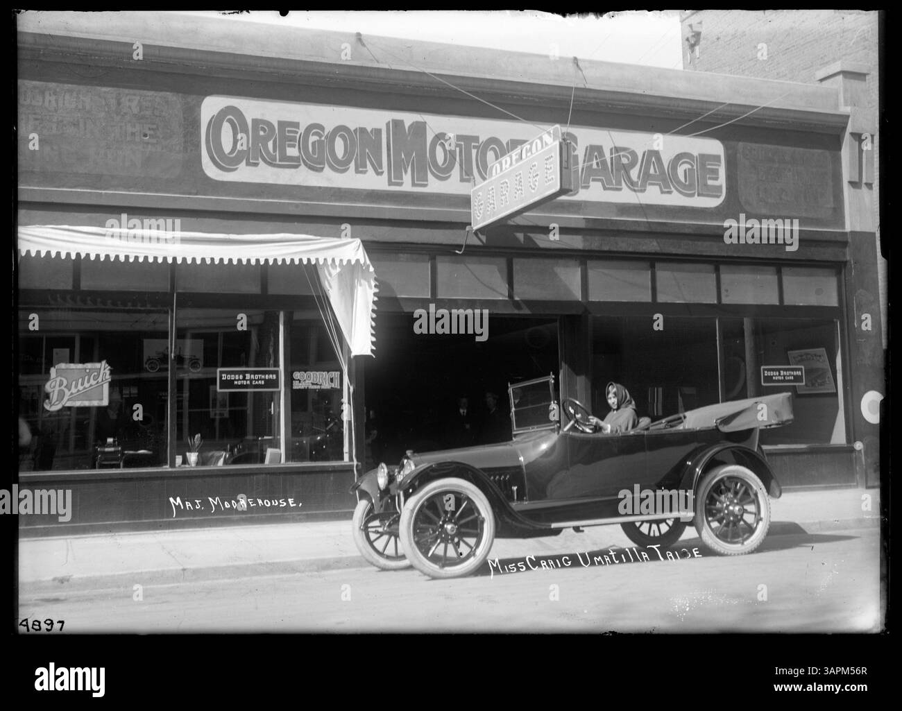 Dieses Foto von Lee Moorhouse zeigt Miss Craig, ein Mitglied des Umatilla-Stammes, hinter dem Lenkrad einer 1910 Buick-Limousine vor der Oregon Motor Garage in Pendleton, was die Mischung aus indianischer Herkunft und früherer Automobilkultur widerspiegelt. Stockfoto