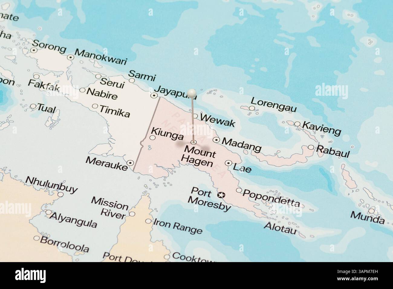 Makrofoto einer weißen Nadelnadel in die politische Karte der Stadt Papua-Neuguinea am Mount Hagen Stockfoto