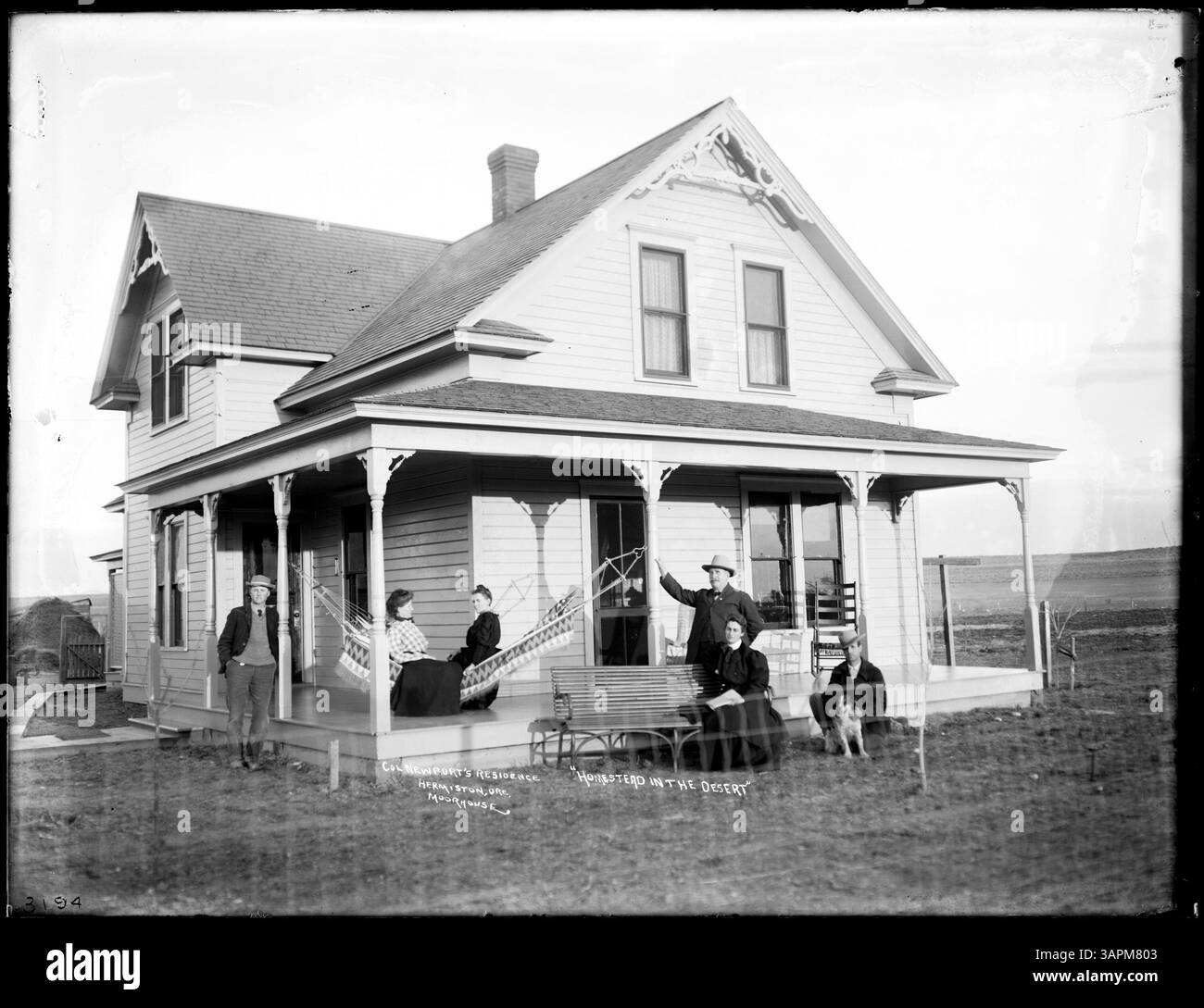 Foto von Colonel Newports Residenz in Hermiston, Oregon, aufgenommen von Lee Moorhouse. Dieses Bild ist Teil der Sammlung der University of Oregon Libraries und zeigt historische Fotografien der Vergangenheit Oregons. Stockfoto
