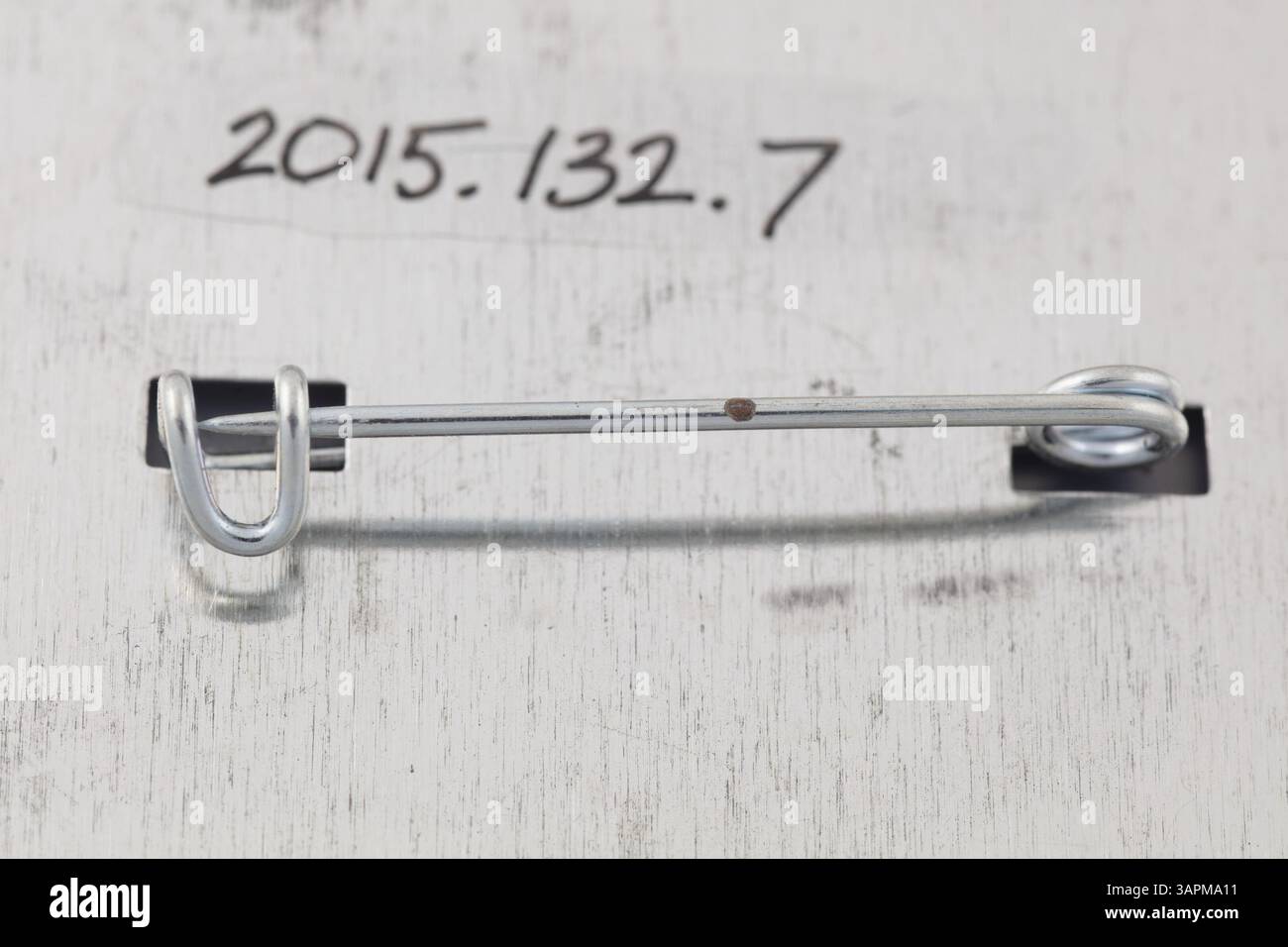 Der 1988 Pin, Teil des AIDS Memorial Quilts der NAMES Project Foundation, war im Besitz von Pat und Mayer Levy, wichtigen Persönlichkeiten in St. Louis' LGBT- und AIDS-Advocacy-Bemühungen. Es symbolisiert Bewusstsein und Erinnerung. Stockfoto