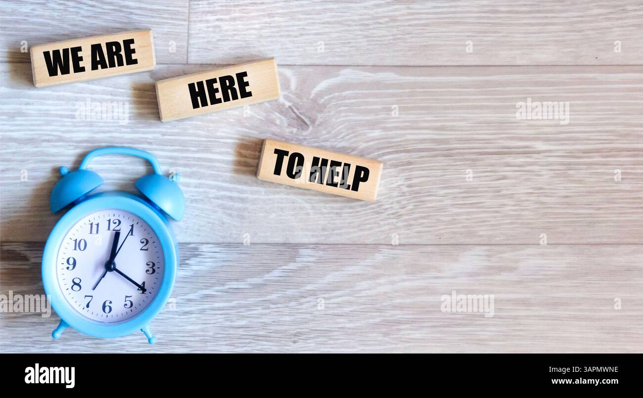 Wir sind hier, um zu helfen, ein Symbol. Konzeptionelle Wörter, die wir auf Holzblöcken schreiben können. Platz zum Kopieren. Stockfoto