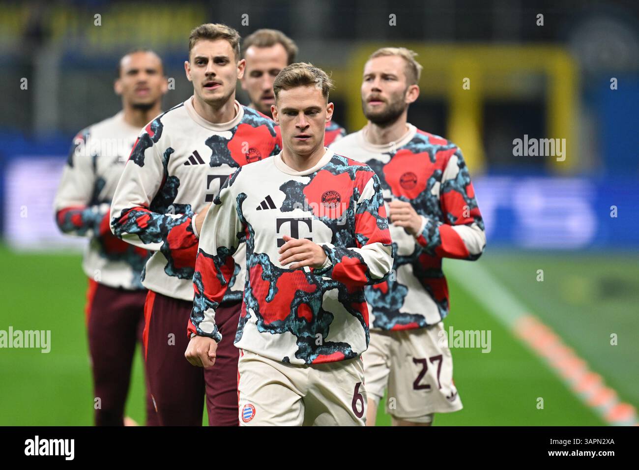 Mailand, Italien. April 2025. Fußball: Champions League, Inter Mailand - Bayern München, K.-o.-Runde, Viertelfinale, zweites Leg im Stadio Giuseppe Meazza, Münchner Joshua Kimmich (M) und andere Teamkollegen wärmen sich vor dem Spiel auf. Quelle: Sven Hoppe/dpa/Alamy Live News Stockfoto
