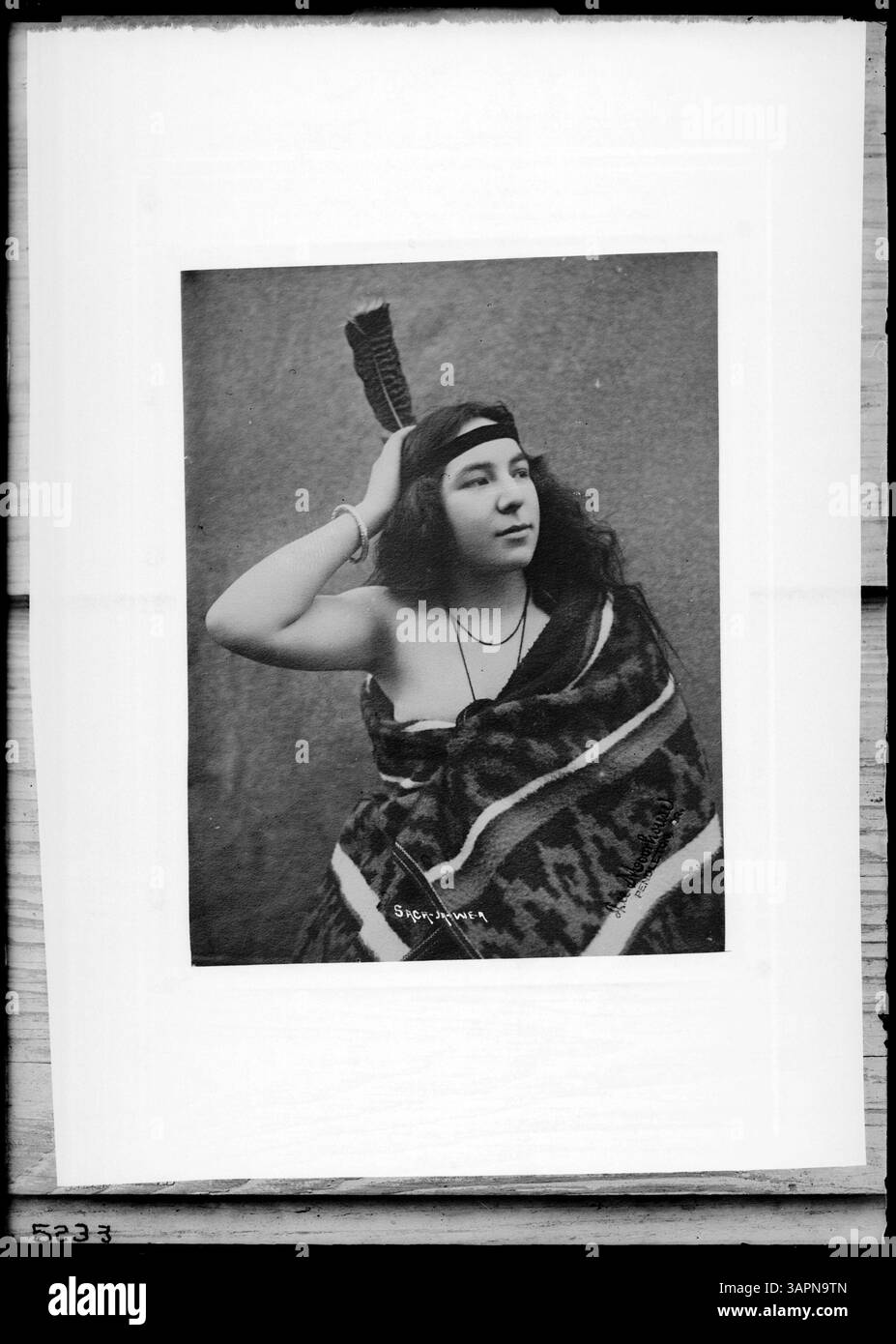 Dieses Porträt, aufgenommen von Lee Moorhouse, zeigt Sacajawea, auch bekannt als Tirzah Trask. Es ist Teil der Lee Moorhouse-Sammlung der University of Oregon Libraries und zeigt eine historische Figur des amerikanischen Westens. Stockfoto