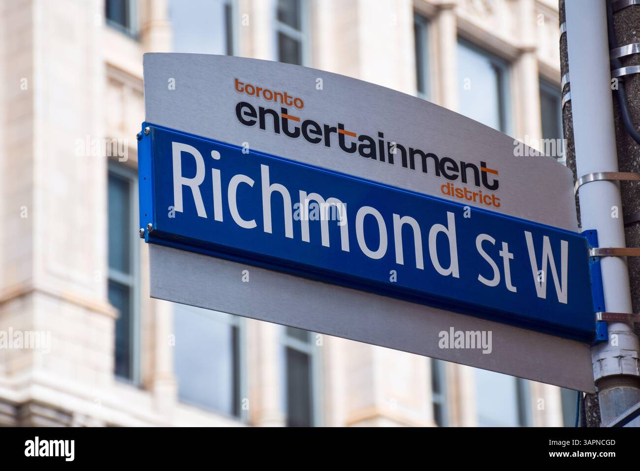 Toronto, Ontario, Kanada - 30. Oktober 2022: West-Schild für Unterhaltungsviertel Richmond Street Stockfoto