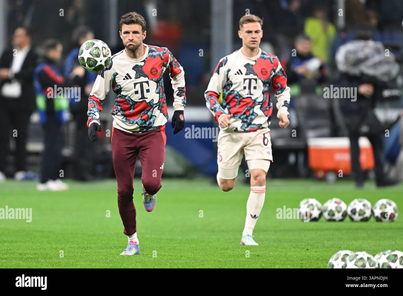 Mailand, Italien. April 2025. Fußball: Champions League, Inter Mailand - Bayern München, K.-o.-Runde, Viertelfinale, zweites Leg im Stadio Giuseppe Meazza, Münchner Thomas Müller und Joshua Kimmich (r) warm Up. Quelle: Sven Hoppe/dpa/Alamy Live News Stockfoto