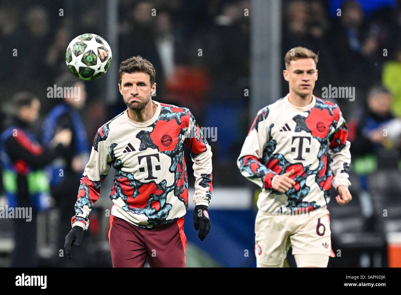 Mailand, Italien. April 2025. Fußball: Champions League, Inter Mailand - Bayern München, K.-o.-Runde, Viertelfinale, zweites Leg im Stadio Giuseppe Meazza, Münchner Thomas Müller und Joshua Kimmich (r) warm Up. Quelle: Sven Hoppe/dpa/Alamy Live News Stockfoto