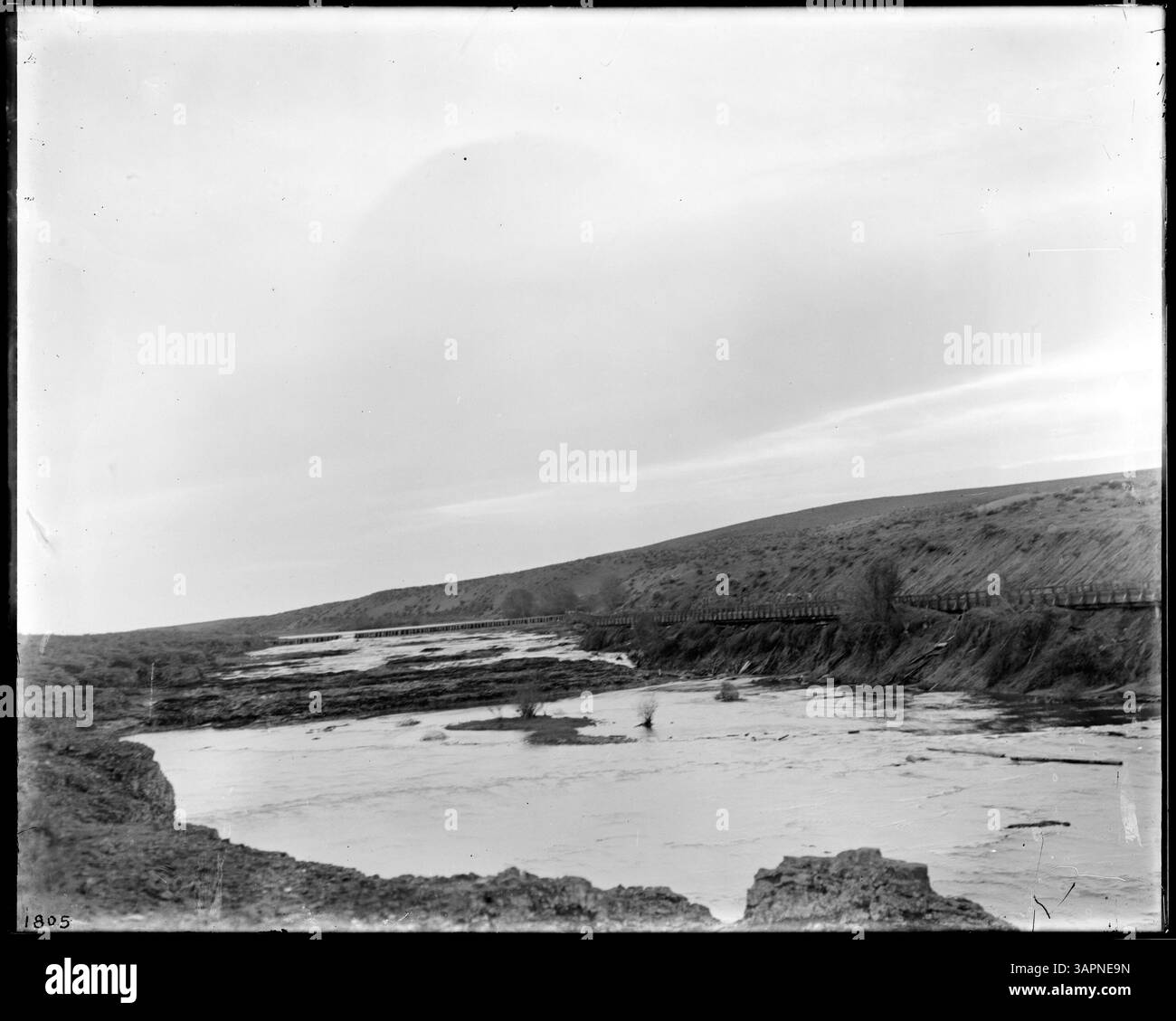 Dieses Foto von Lee Moorhouse zeigt einen Bewässerungsdamm, eine Kanalisation und Überläufe entlang des Umatilla River in der Nähe von Pendleton. Das Bild zeigt die Entwicklung der Infrastruktur in der Region während des frühen 20. Jahrhunderts. Stockfoto