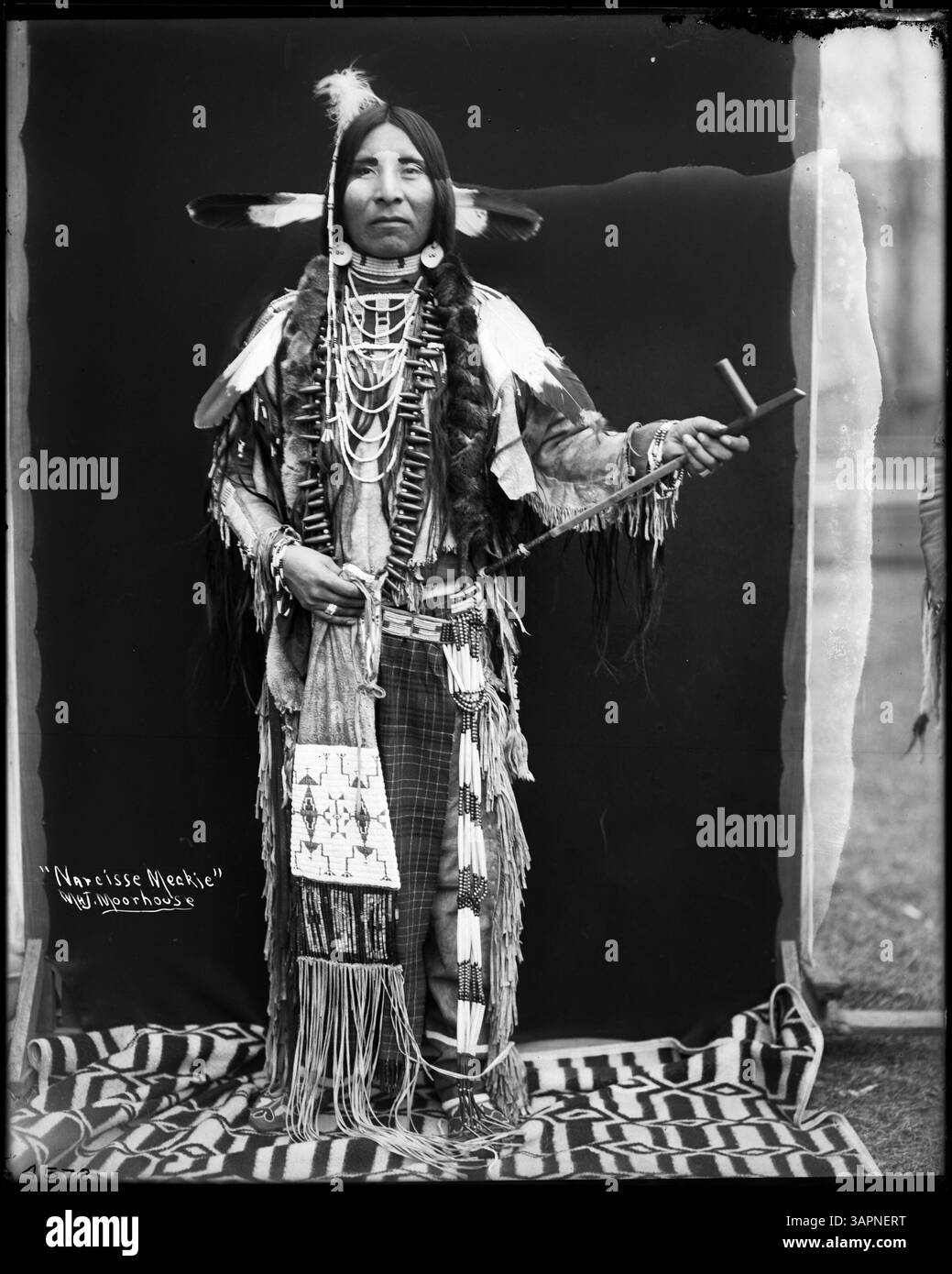 Dieses Foto zeigt Narcisse McKay, einen Bannock-Indianer, der in Insignien gekleidet ist und seine Stammeskultur und sein Erbe zeigt. Stockfoto